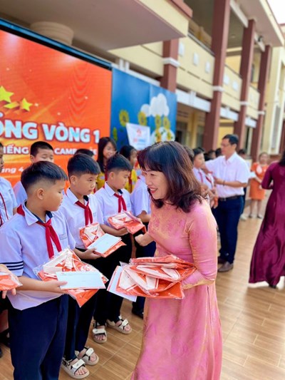 EDU WORLD TRAO HỌC BỔNG CAMBRIDGE & GIAO LƯU TIẾNG ANH SÔI ĐỘNG 🎓