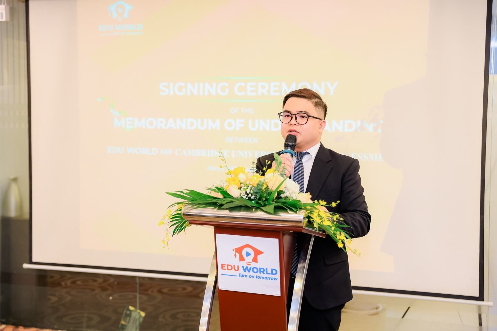 Thầy Mark Byncent Lynard Bayuga - Trưởng phòng đào tạo và học vụ phát biểu tại buổi lễ