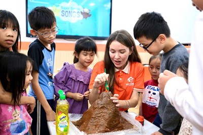 EDU WORLD TỔ CHỨC CHUỖI HOẠT ĐỘNG KHOA HỌC SÁNG TẠO STEAM TRÊN TOÀN QUỐC: KHƠI GỢI TƯ DUY SÁNG TẠO – MỞ RỘNG NĂNG LỰC TIẾNG ANH CHO HỌC SINH